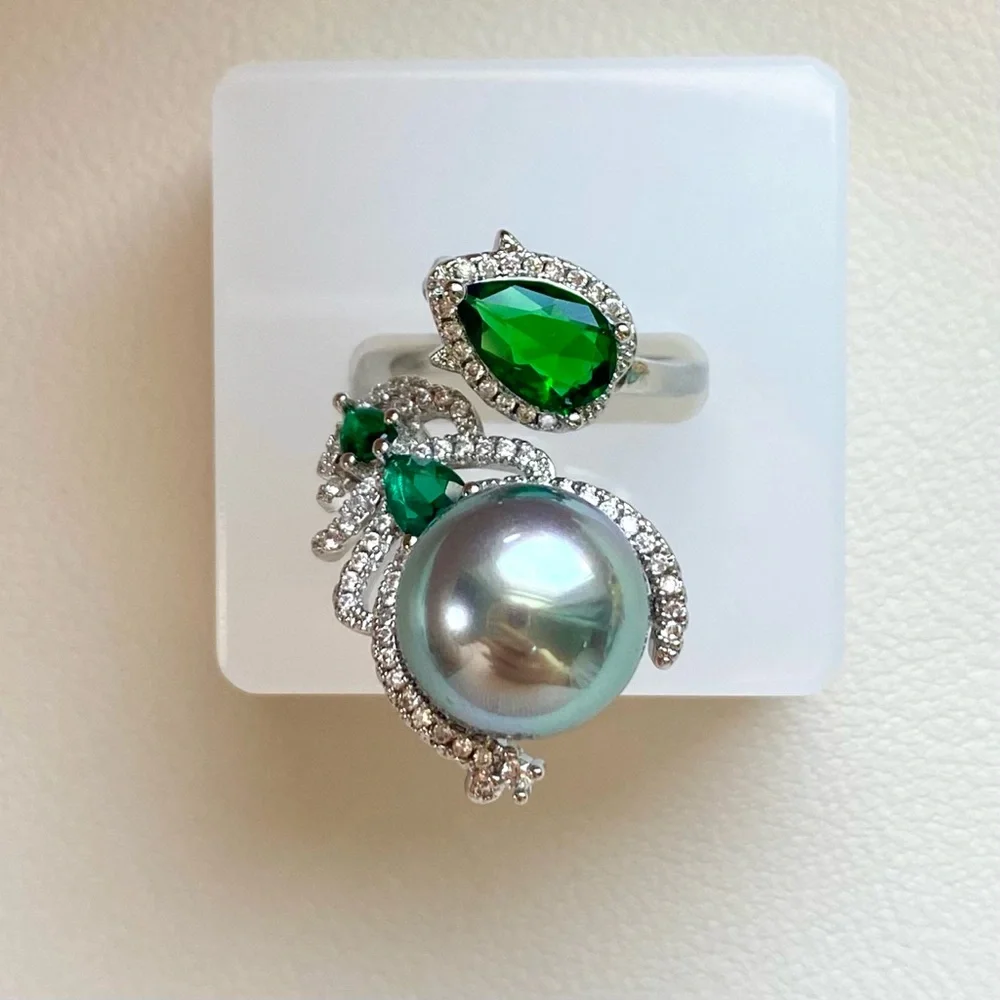 Elegant Silver Ring with Green Gemstones and Tahitian Pearl